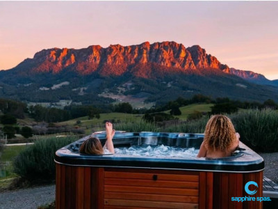 The perfect place to enjoy a Sapphire Spa : Eagles Nest Retreat Tasmania