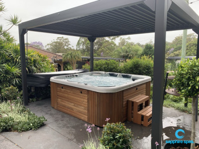 myExtravagance has 75 high pressure massage jets and seating for 6 people